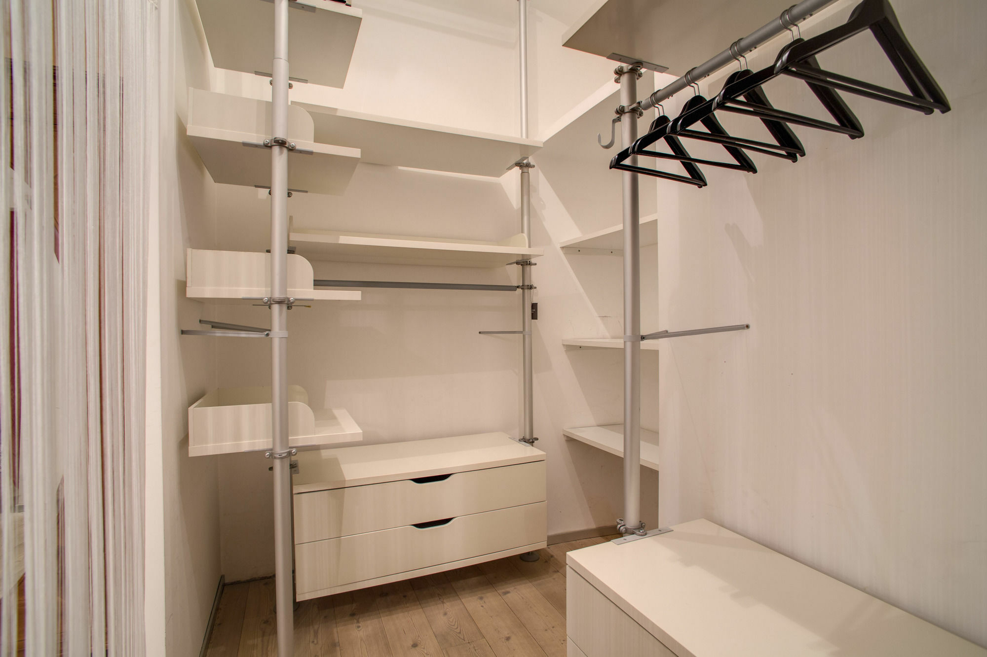 Apartment Aweshome - Scarlet Dream